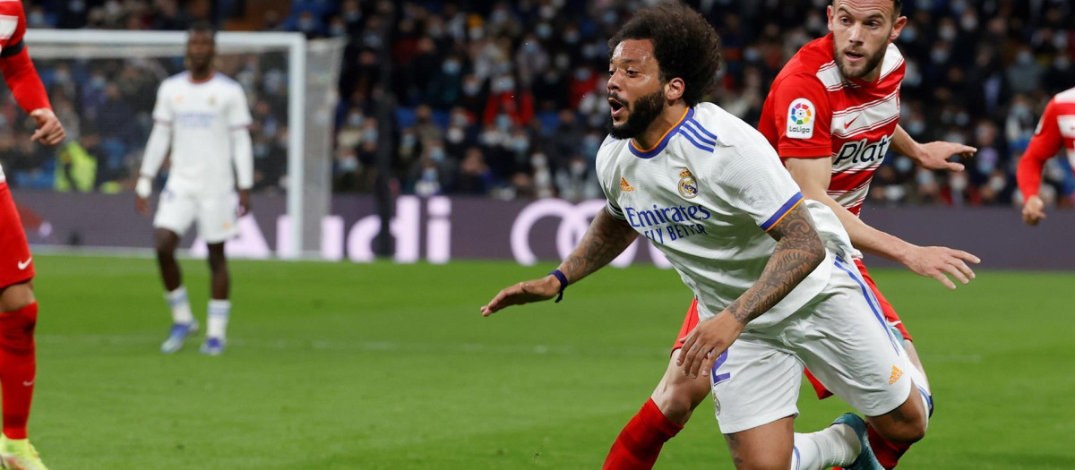 Marcelo cae ante Quini durante el partido contra el Granada
