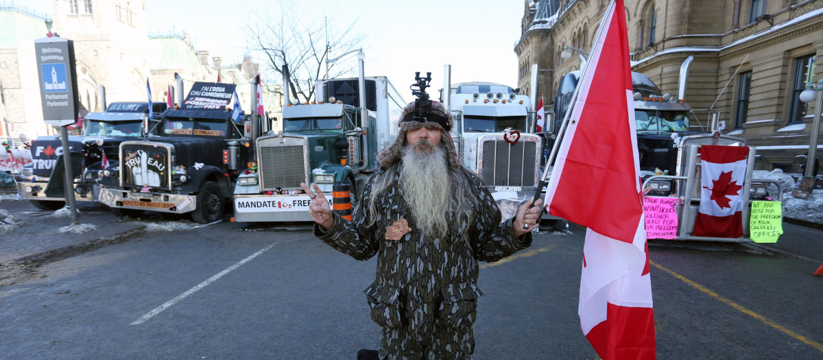 Los manifestantes bloquean los aledaños del parlamento canadiense en Ottawa