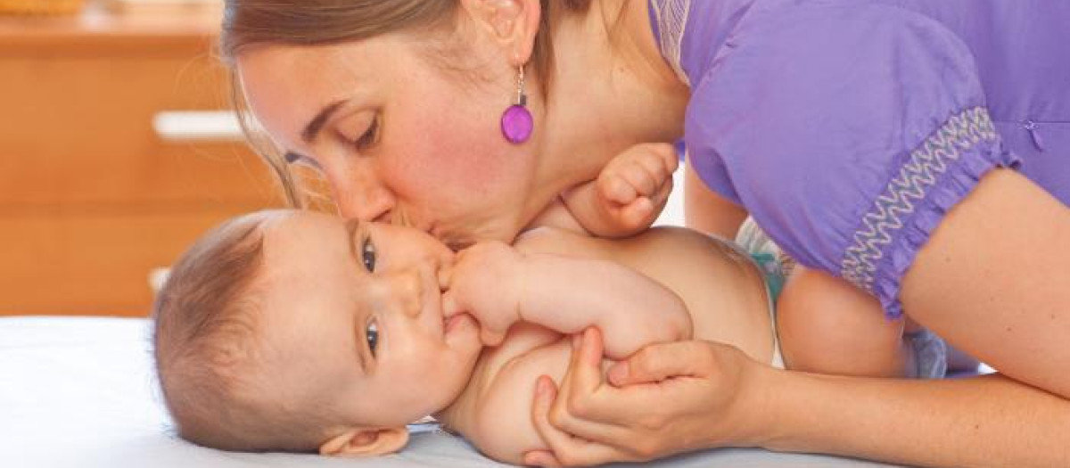 Una madre juega con su bebé