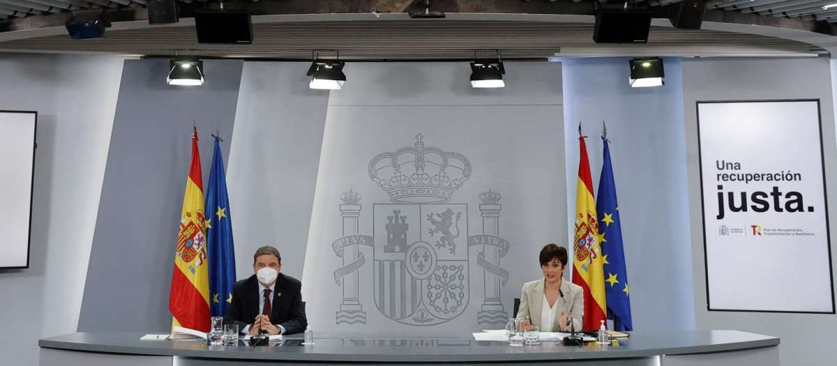 Los ministros Luis Planas e Isabel Rodríguez al término del Consejo de Ministros