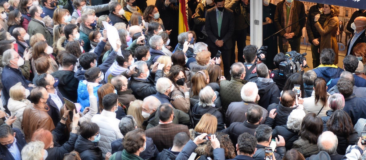 La presidenta de la Comunidad de Madrid, Isabel Díaz Ayuso (arriba dcha), se dirige a los simpatizantes que se agolpan ante la caseta del PP