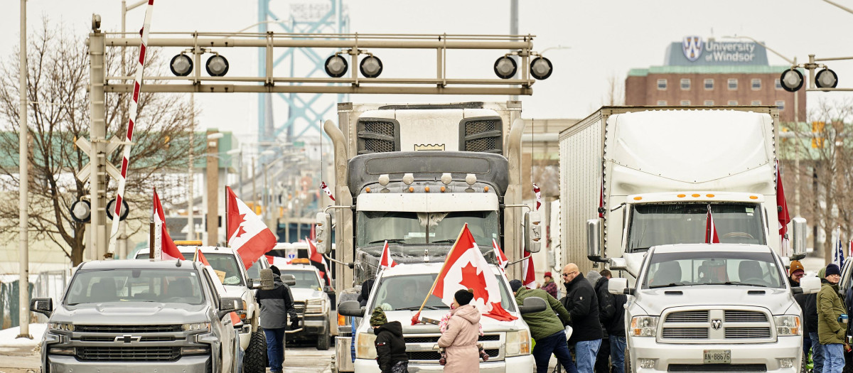 Los camioneros antivacunas bloquean el tráfico en el cruce fronterizo Ambassador Bridge, Ontario