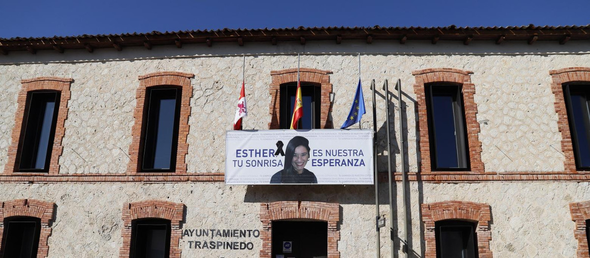 Homenaje de flores y cirios a Esther López, a las puertas del ayuntamiento de Traspinedo