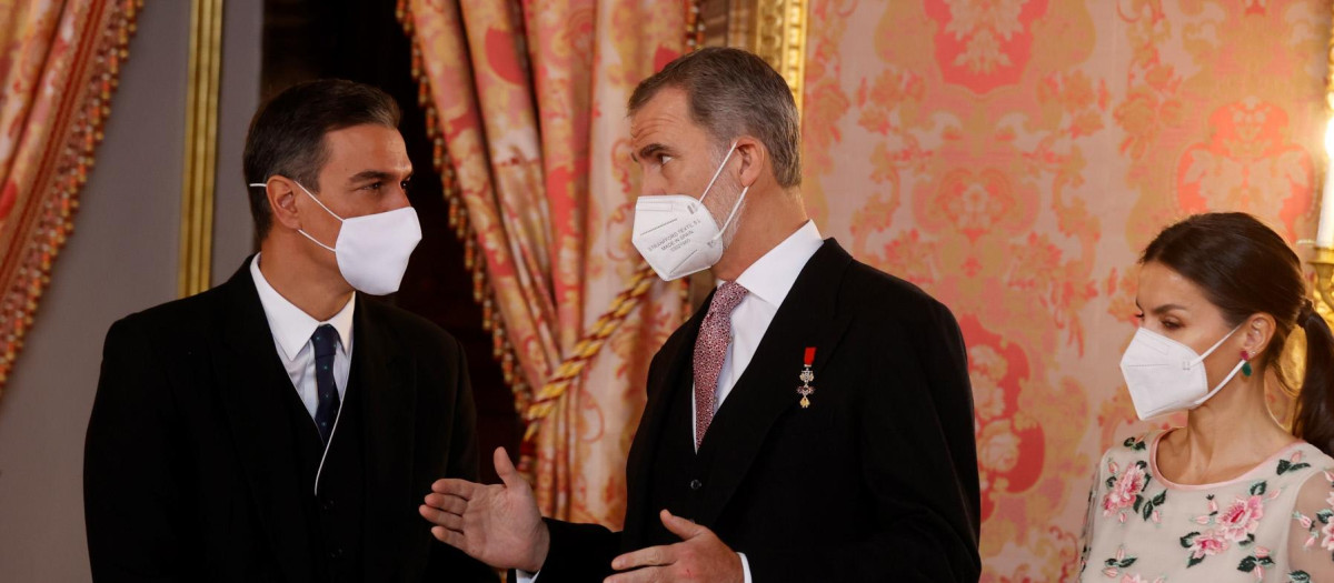Felipe VI conversa con Pedro Sánchez en el Palacio Real, durante la recepción al cuerpo diplomático del pasado enero