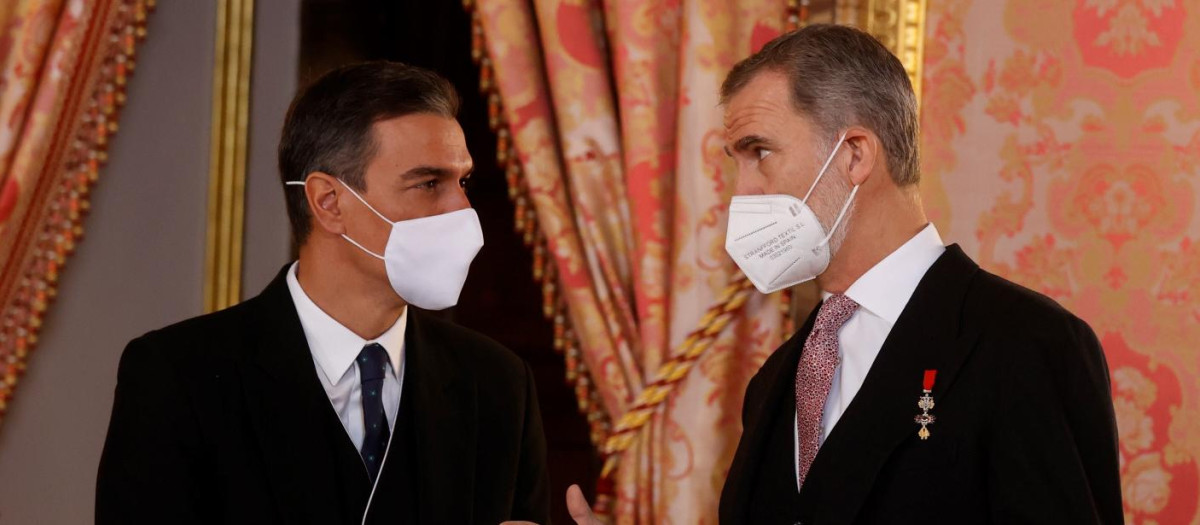 Felipe VI conversa con Pedro Sánchez en el Palacio Real, durante la recepción al cuerpo diplomático del pasado enero