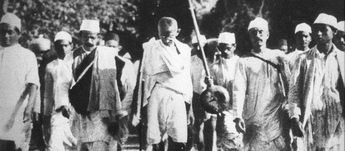 Gandhi en la marcha de la sal, marzo de 1930