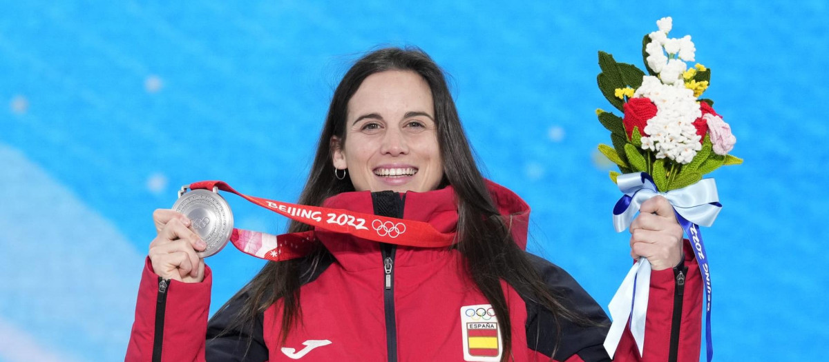 La rider española recibió su medalla de plata de los Juegos Olímpicos de Invierno de Pekín 2022