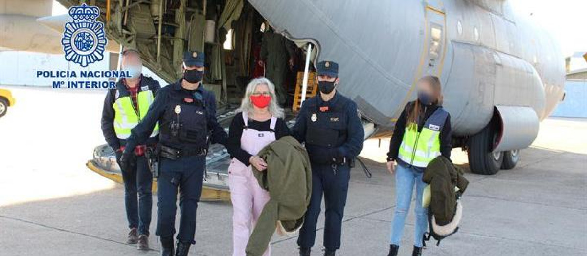 La policía escolta a  la etarra Natividad Jáuregui a su llegada a España, tras ser extraditada
