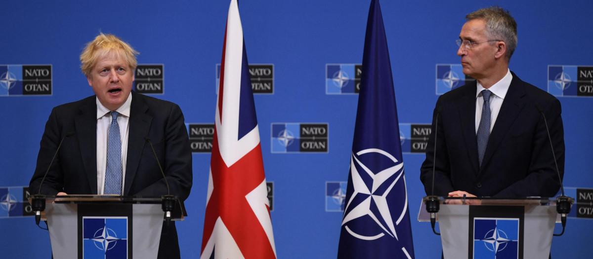 El primer ministro británico, Boris Johnson (Iz), junto con el secretario general de la OTAN, Jens Stoltenberg