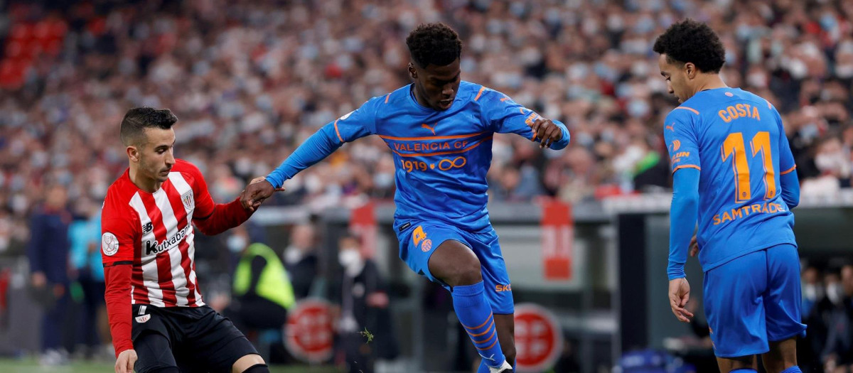 El centrocampista británico del Valencia CF Yunus Musah durante el partido de ida de semifinales de la Copa del Rey que Athletic Club y Valencia CF