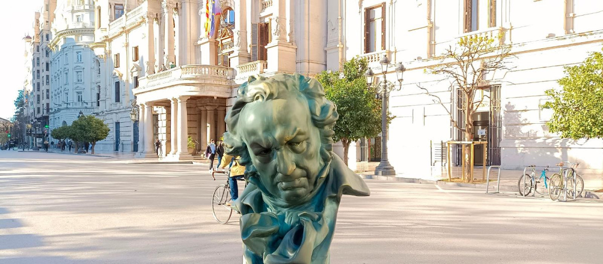 Una de las doce estatuillas 'plantadas' en Valencia como motivo de la gala de los Goya.