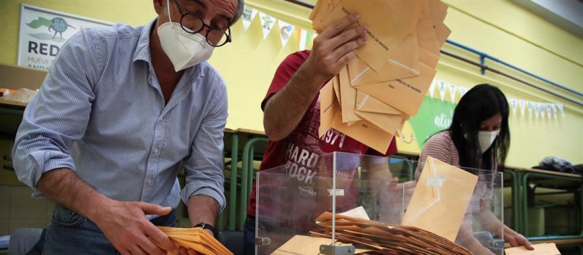 Apoderados comprueban el recuento de votos en los últimos comicios celebrados en España