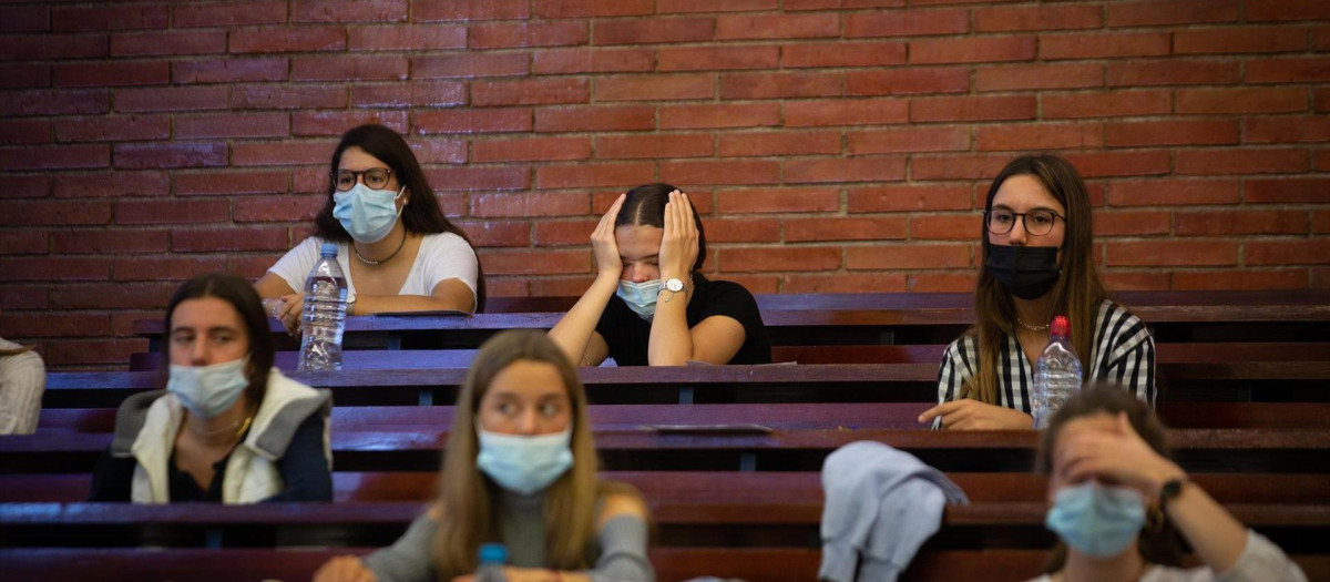 Estudiantes esperando antes del primer examen de la selectividad en Baleares