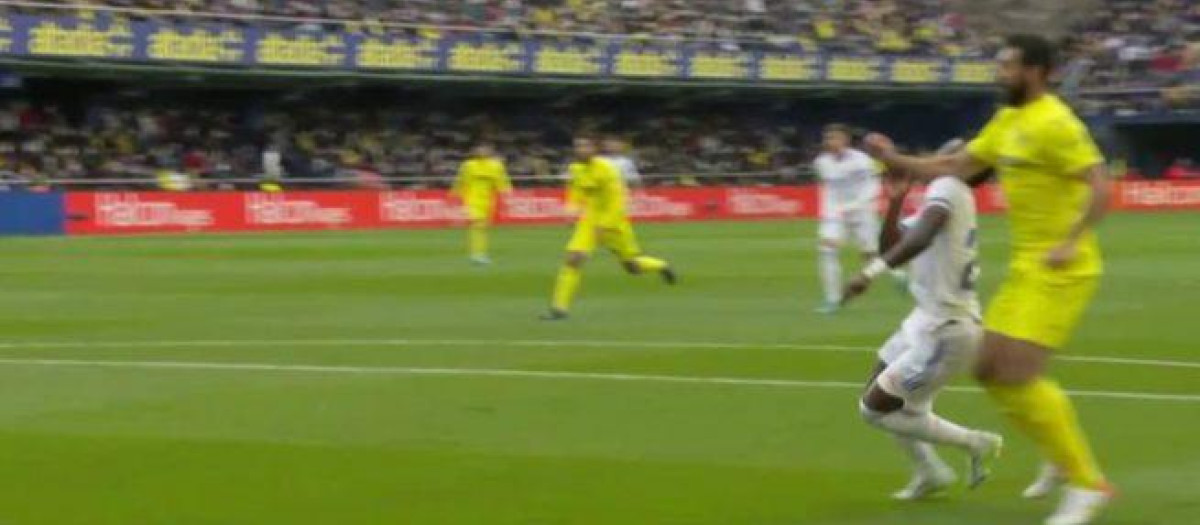 Captura del momento en el que Albiol suelta el brazo sobre Vinicius