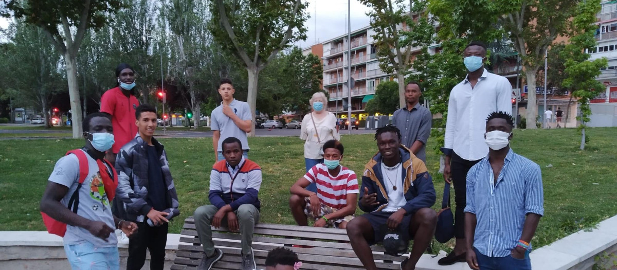 Emilia con algunos de sus chicos de Somos Acogida