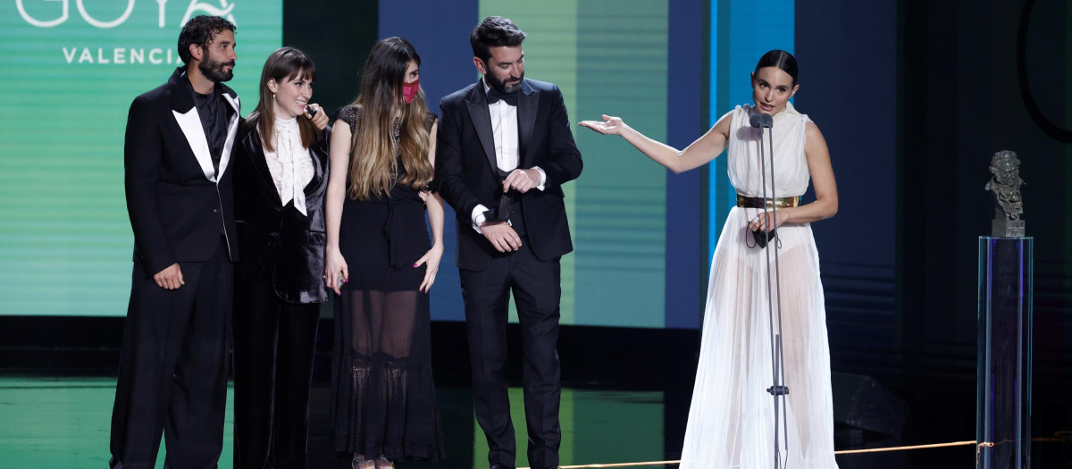 Verónica Echegui recibió con su equipo el Goya por el Mejor Corto de Ficción