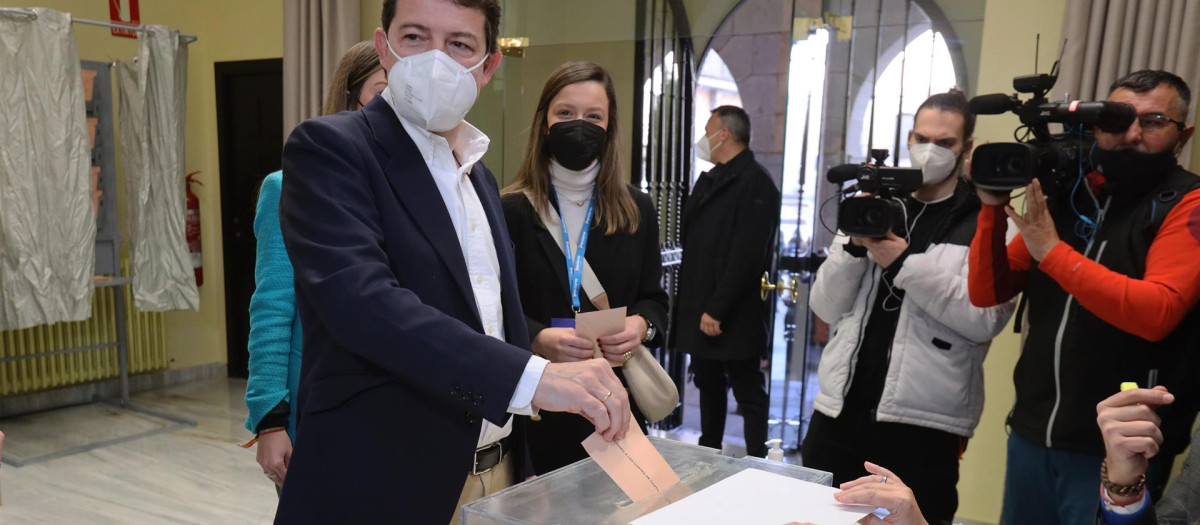 Fernández Mañueco, candidato del PP a la presidencia de la Junta de Castilla y León, vota este domingo