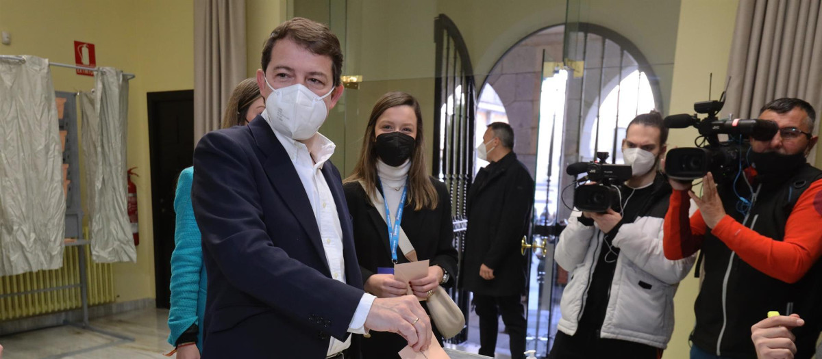 Fernández Mañueco, candidato del PP a la presidencia de la Junta de Castilla y León, vota este domingo