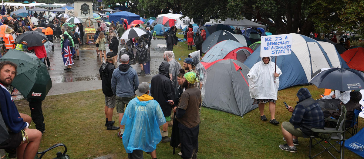 Manifestantes contra las restricciones y contra las vacunas se instalan frente al Parlamento neozelandés, en Wellington