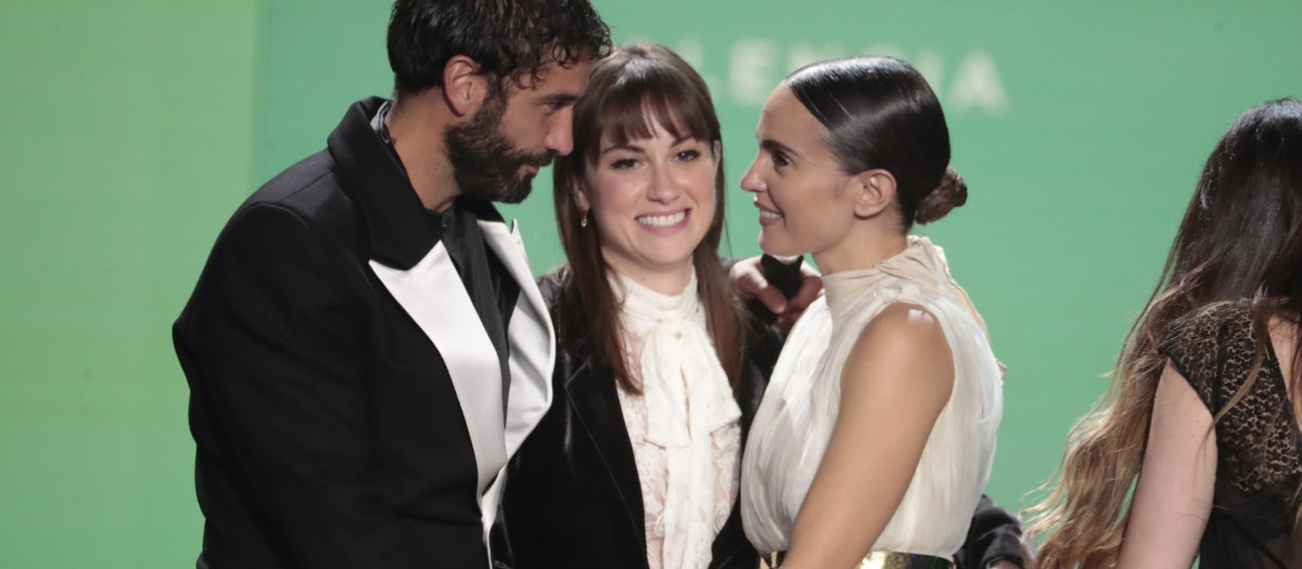 Los actores Veronica Echegui y Alex García junto a Carmela Martínez, durante la 36ª edición de los Goya