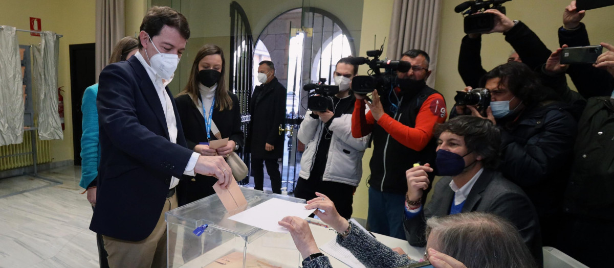 Fernández Mañueco votando en Salamanca