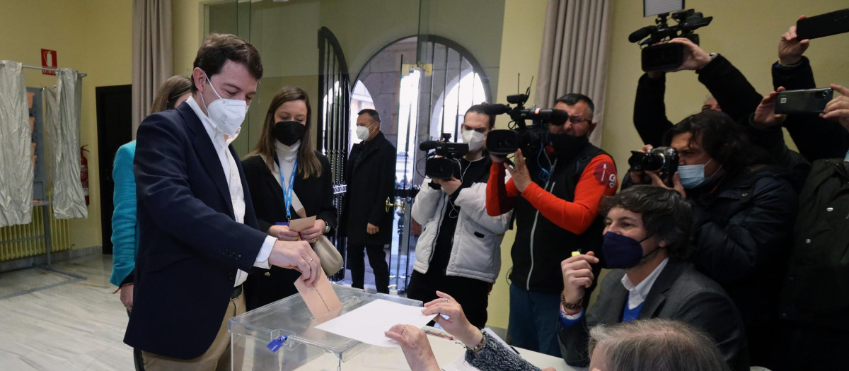 Fernández Mañueco votando en Salamanca