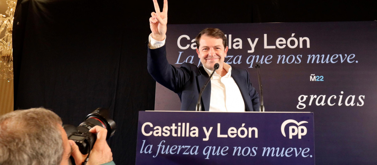 Alfonso Fernández Mañueco celebrando su victoria