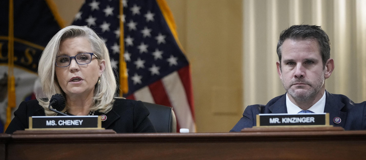 Los congresistas republicanos Liz Cheney (Iz) y Adam Kinzinger en el Congreso de EE.UU
