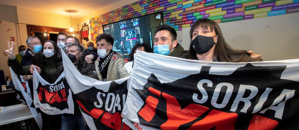 Miembros de la agrupación "Soria ¡Ya!" celebran en la sede de su formación en la capital soriana