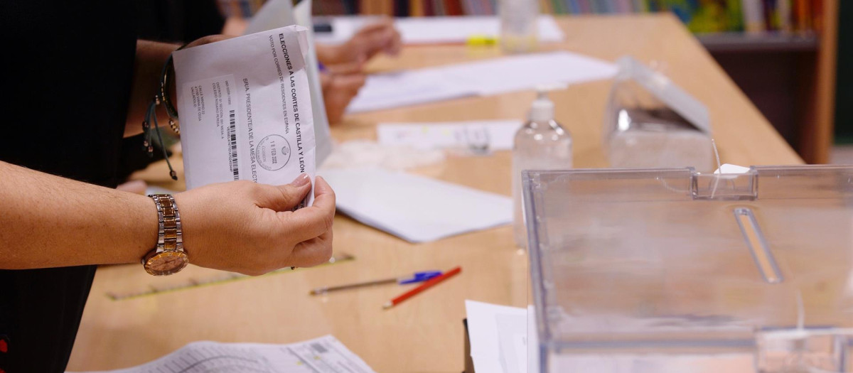 Miembros de la mesa de un colegio electoral realizan el recuento de votos tras las elecciones celebradas en Castilla y León