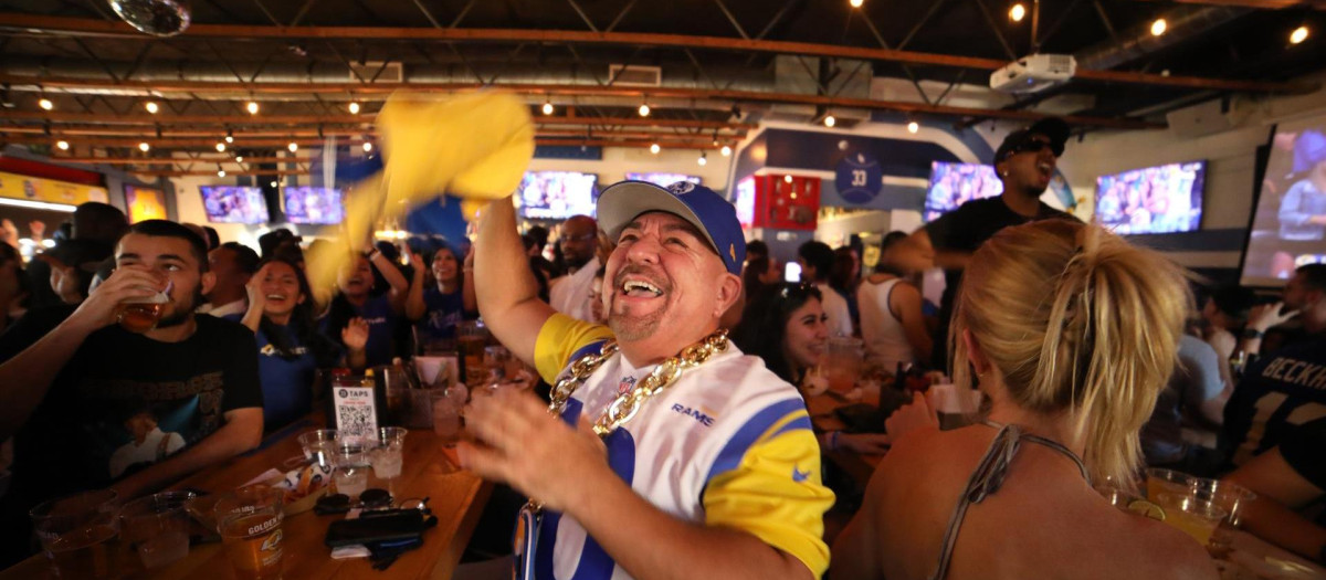 Un fan de Los Ángeles Rams celebra la victoria de su equipo en la Super Bowl