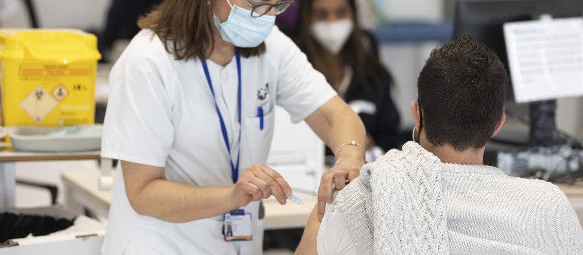 Un hombre recibe la tercera dosis de la vacuna contra el Covid-19, en el Hospital Enfermera Isabel Zendal