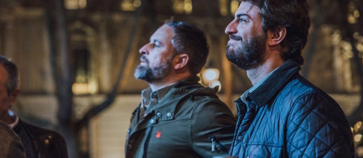 Juan García-Gallardo junto a Santiago Abascal, escuchan el Himno nacional al término del cierre de campaña castellanoleonés en Valladolid el pasado viernes