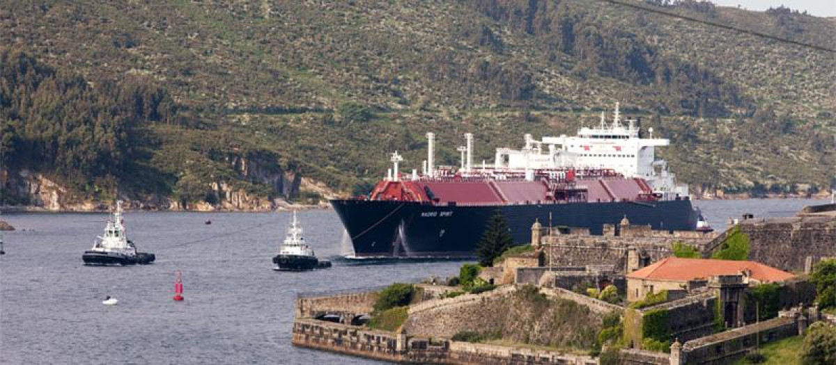 Entrada de un buque metalero en la ría de Ferrol