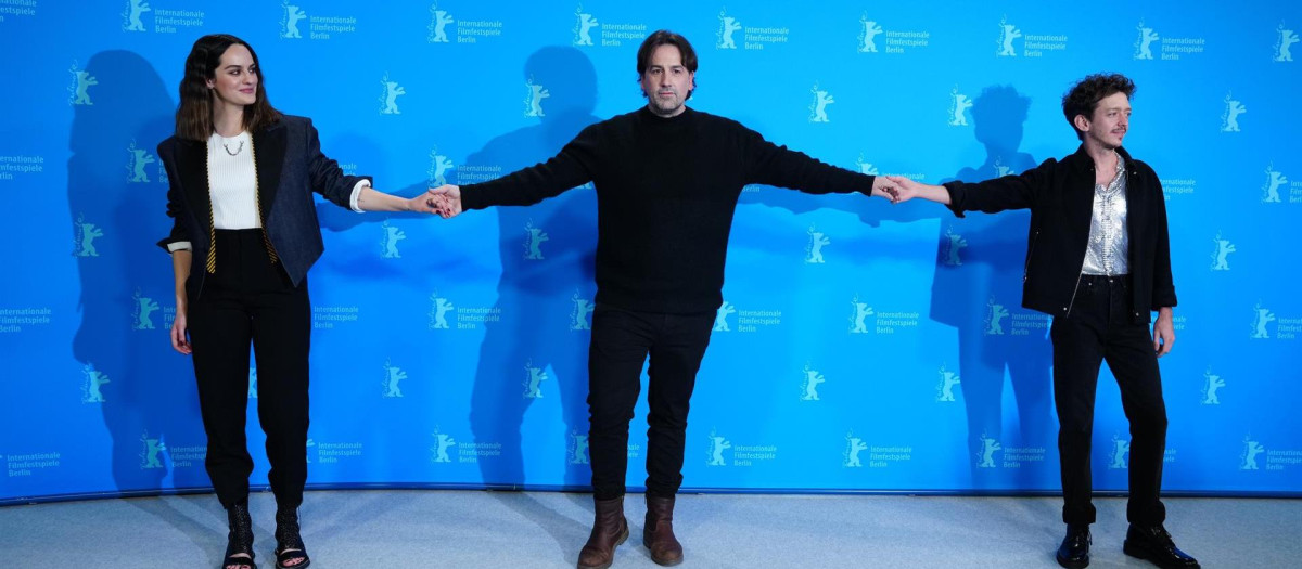 La actriz Noemie Merlant, el director Isaki Lacuesta y el actor Nahuel Perez Biscayart posan durante el photocall de la película española 'Un año, una noche' (One Year, One Night) en el Festival de Berlín