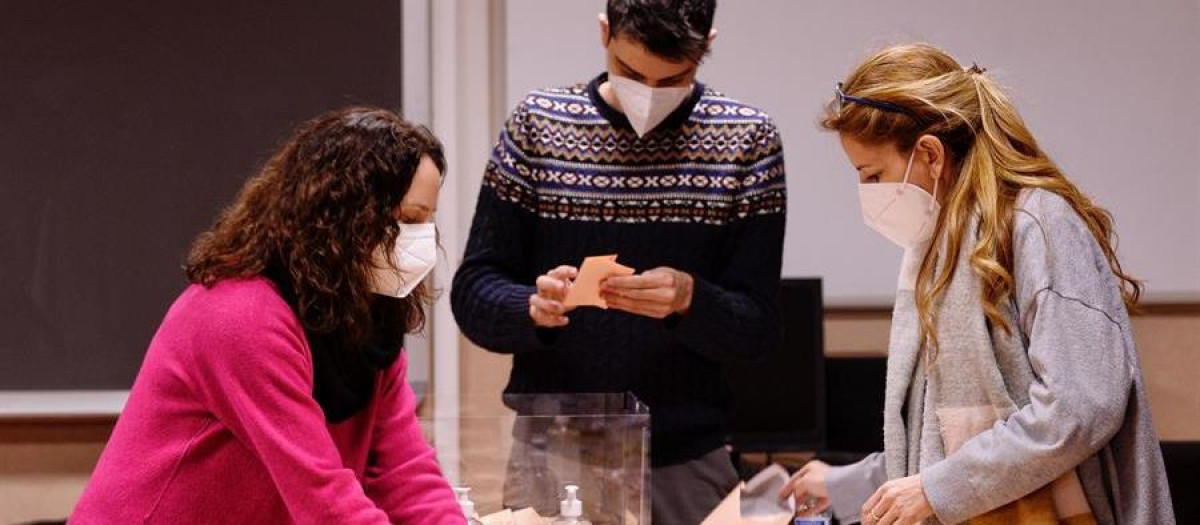 Miembros de la mesa de un colegio electoral realizan el recuento de votos este domingo en Valladolid tras las elecciones celebradas en Castilla y León