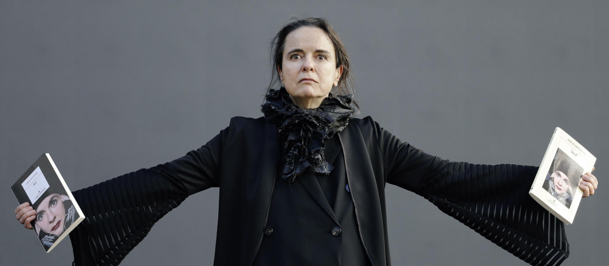 GRAFCAT2242. BARCELONA (ESPAÑA), 02/02/2022.- La escritora belga Amélie Nothomb, que da voz al propio Jesucristo para relatar su Pasión en su nueva novela "Sed", en la que reescribe la Historia Sagrada con una mirada transgresora y un tono lírico y filosófico con toques de humor, una obra que la autora ha presentado este miércoles en el CCCB con motivo de su publicación en España.EFE/Andreu Dalmau