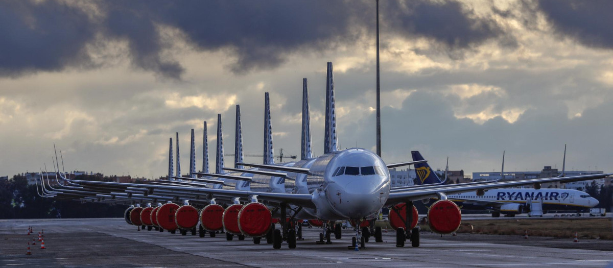 Aviones de Vueling a la espera de despegar en el aeropuerto de Sevilla
