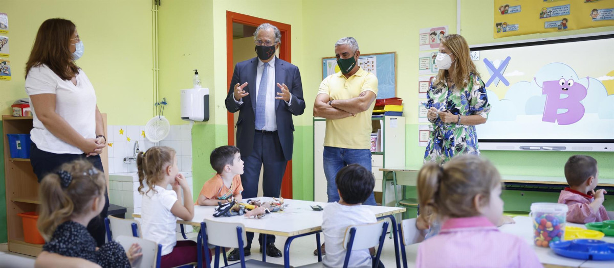 El consejero de Educación, Enrique Ossorio, visita un colegio de Campo Real