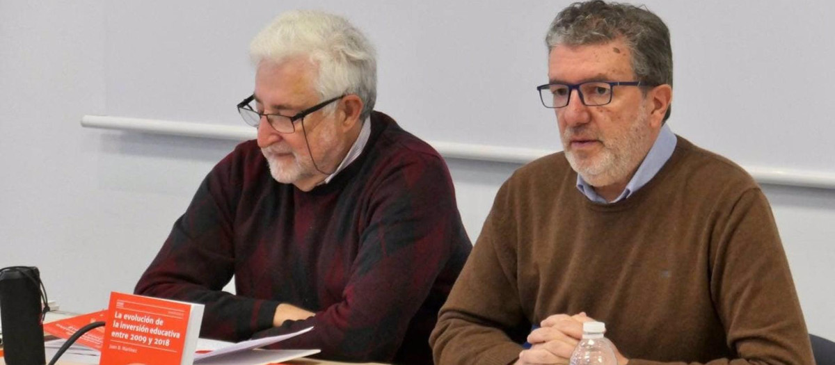 Juan Martínez, autor del estudio ‘La evolución de la inversión educativa entre 2009 y 2018. 10 años de retroceso en España’, junto al secretario general de FECCOO, Francisco García