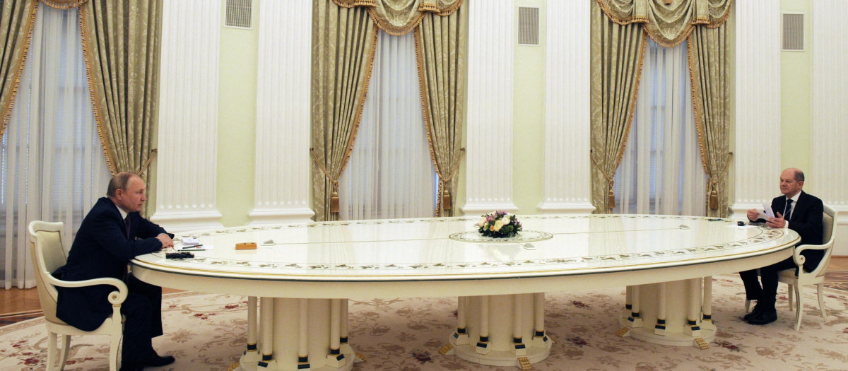 El presidente Vladimir Putin y el canciller Olaf Scholz se reúnen en Moscú, en la sede del Kremlin, frente a una mesa fabricada en Valencia
