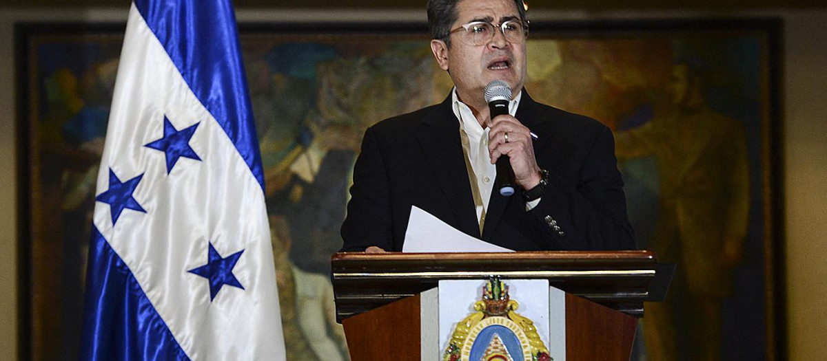(FILES) In this file photo taken on March 24, 2021 Honduras' President Juan Orlando Hernandez delivers a press conference at the presidential house in Tegucigalpa. - US requested Honduras to extradite former president Juan Orlando Hernandez (2014-2022), who is accused of drug trafficking, official sources close to the process informed AFP on February 14, 2022. (Photo by Orlando SIERRA / AFP)

El expresidente de Honduras, Juan Orlando Hernández, durante una rueda de prensa en 2021