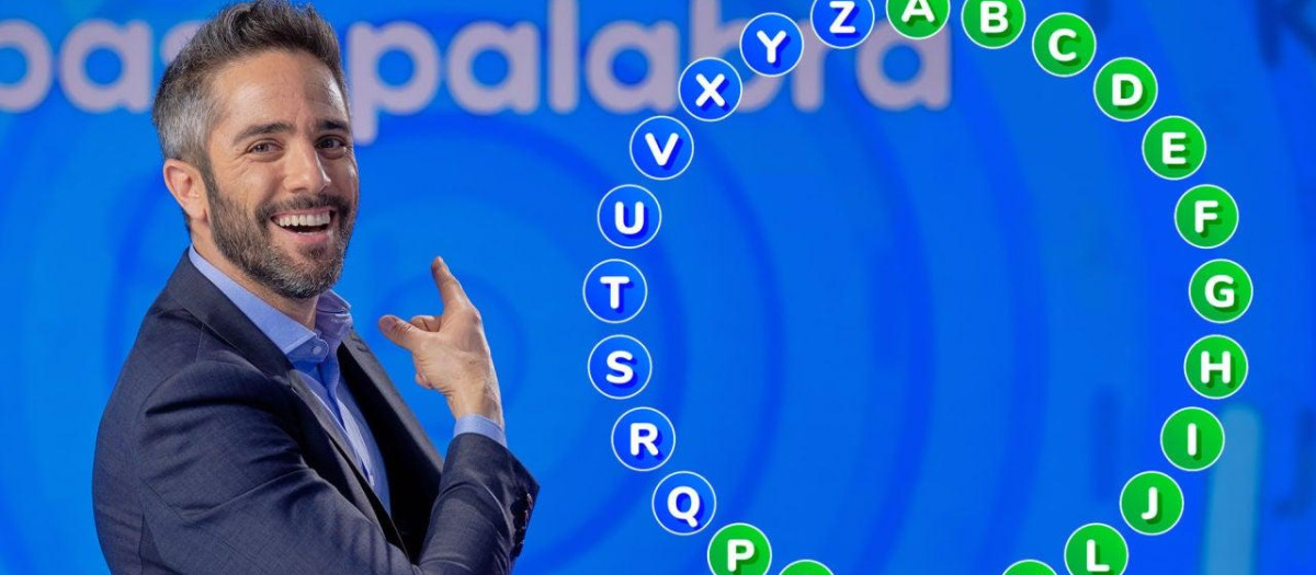 Roberto Leal junto a una imagen virtual del Rosco de Pasapalabra