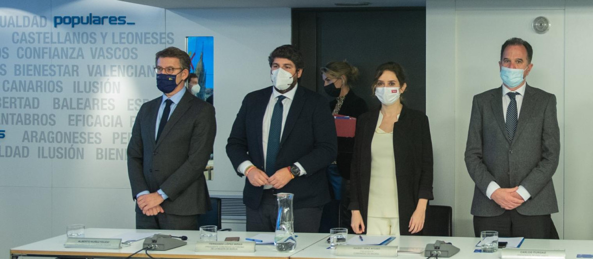 Los barones del PP en la reunión en Génova