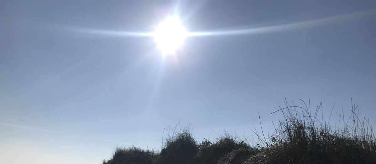 El sol sobre las dunas de una playa.