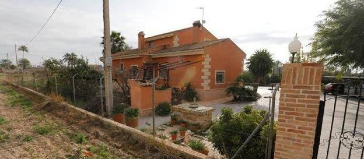 Chalé donde habitaba la familia del menor parricida