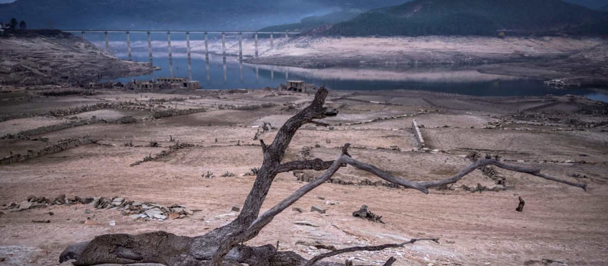 Cercanías del antiguo pueblo de Aceredo, en el embalse de Lindoso, cuyas edificaciones quedaron anegadas el 8 de enero de 1992 y han vuelto a emerger