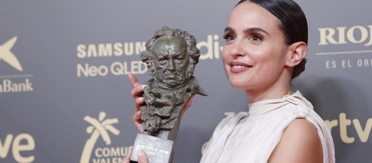 Verónica Echegui posa con el Goya al mejor cortometraje de ficción por Totem Loba