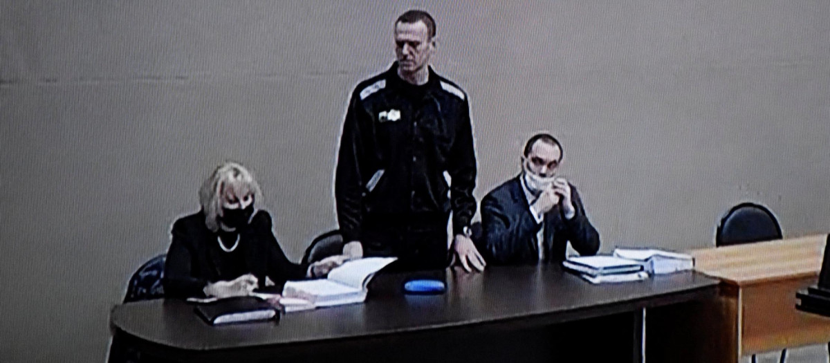 Fotografía tomada desde una pantalla de televisión durante la transmisión en vivo de la audiencia judicial
