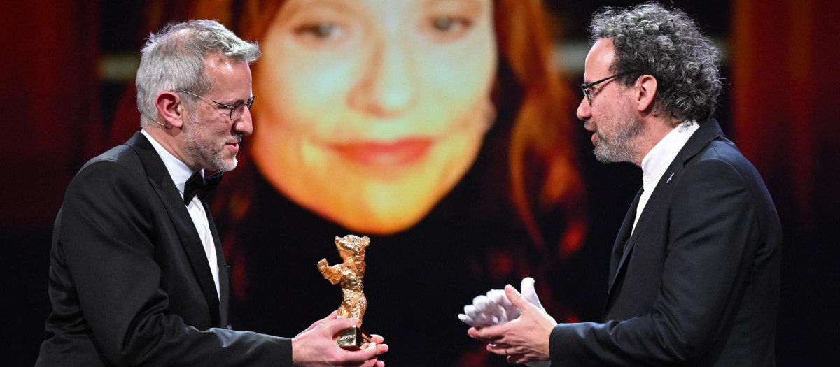 El director Laurent Larivière recogió el Oso de Oro de Honor en nombre de la actriz Isabelle Huppert